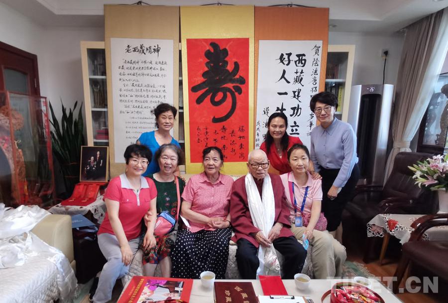 2022年7月1日，阴法唐将军百岁寿辰，十八军后代齐聚北京家中祝寿￼￼￼，到场人