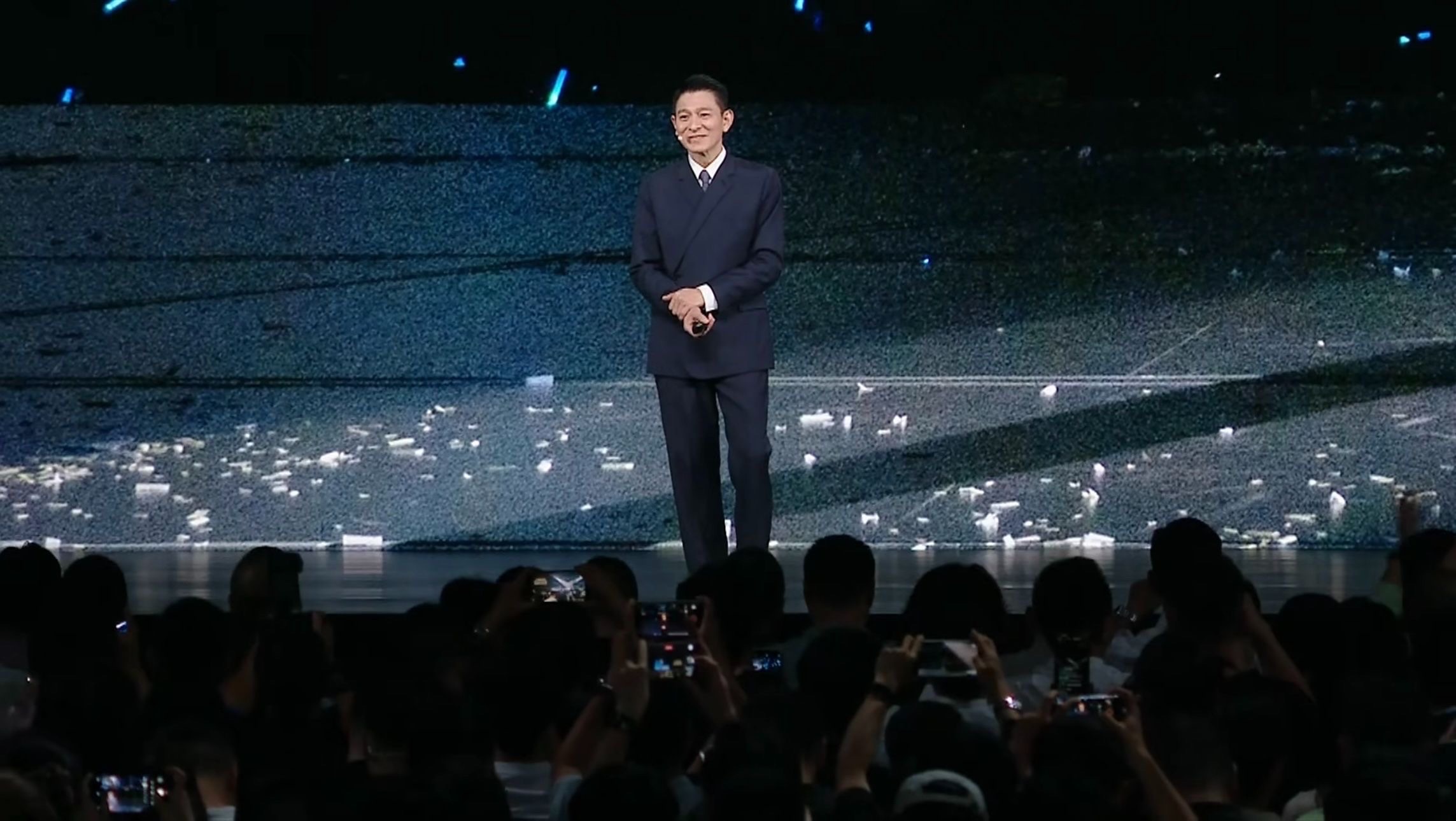 从2024年“从容有度，非凡如一”，到2025年“人生的开与合”，再到今年刘德华