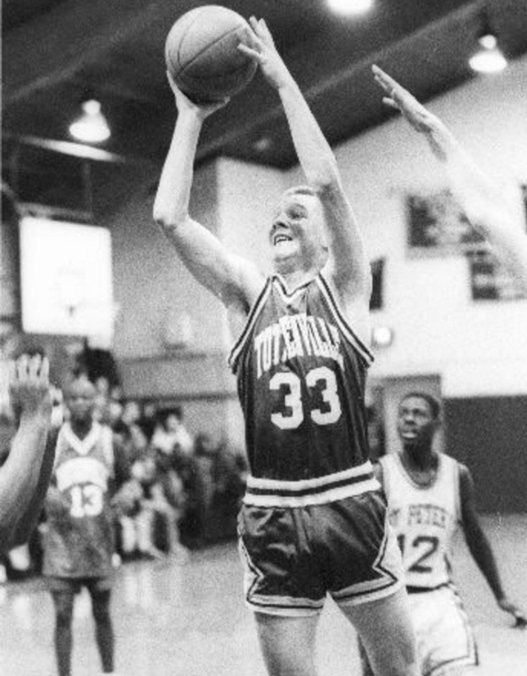 篮天下 90年代，美国纽约州史丹顿岛高中的球场剪影~Images via cla