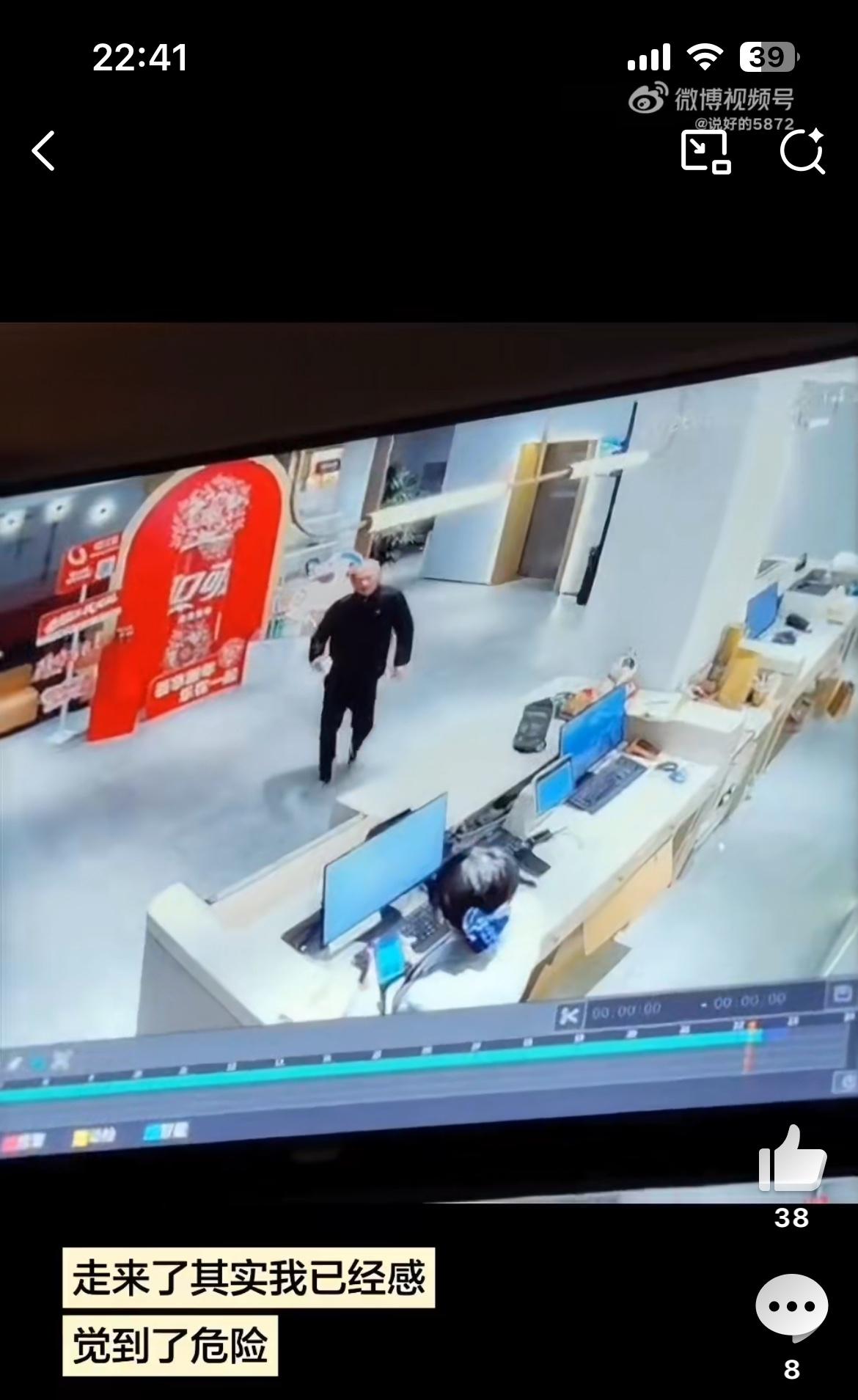 太嚣了，一光头男子在酒店蹭吃蹭喝，被前台服务员提醒，恼羞成怒一杯水泼向服务员，临