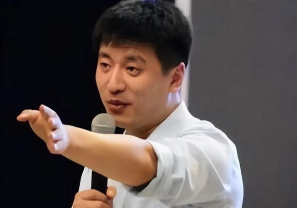 终于有知名高校教授力挺张雪峰

浙江大学求是特聘教授、
著名学者郑强如此评价张雪