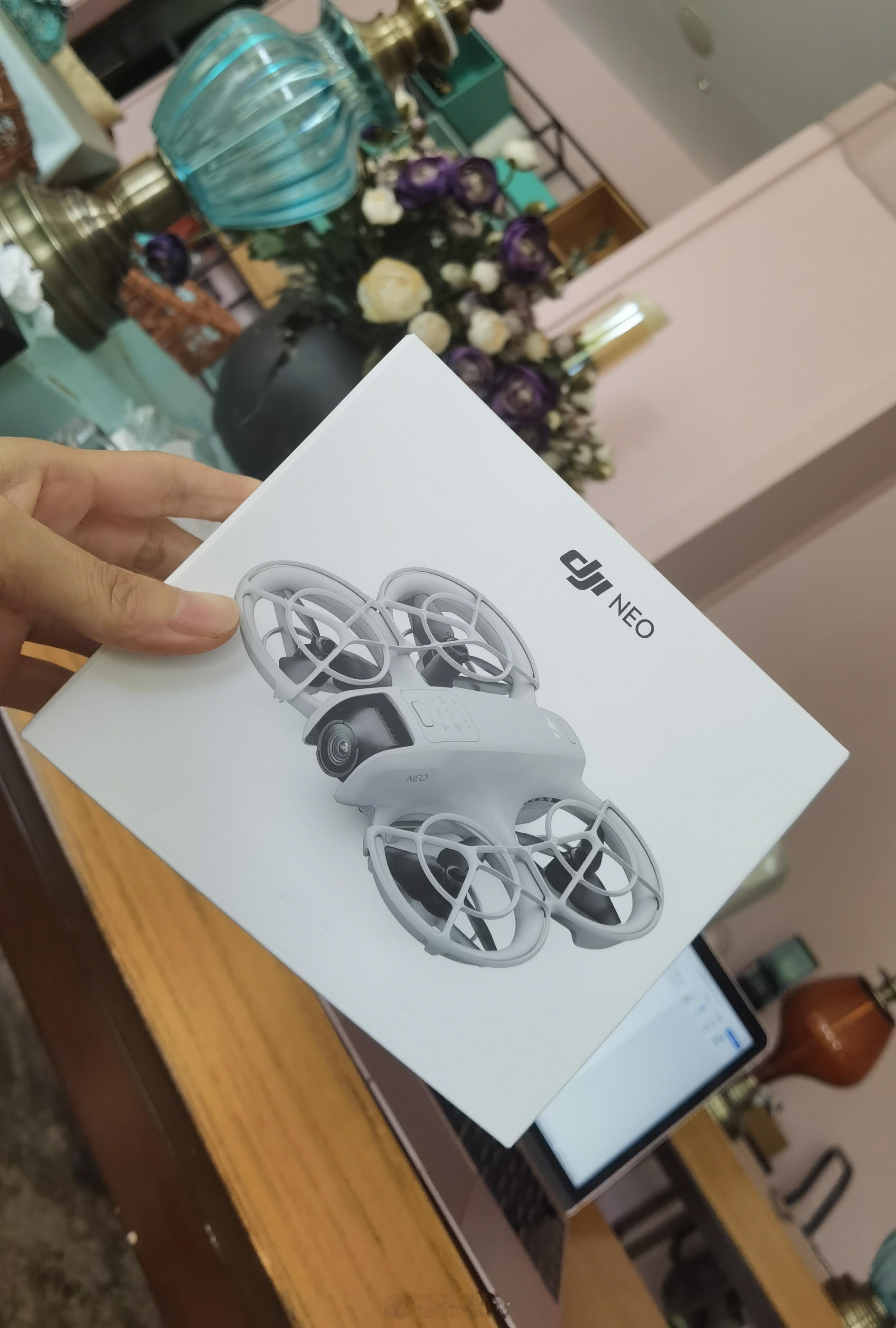 这真是一个巴掌就能呼下来的飞行器哈哈哈哈。。。买它，就是想把它当做一个移动的自拍