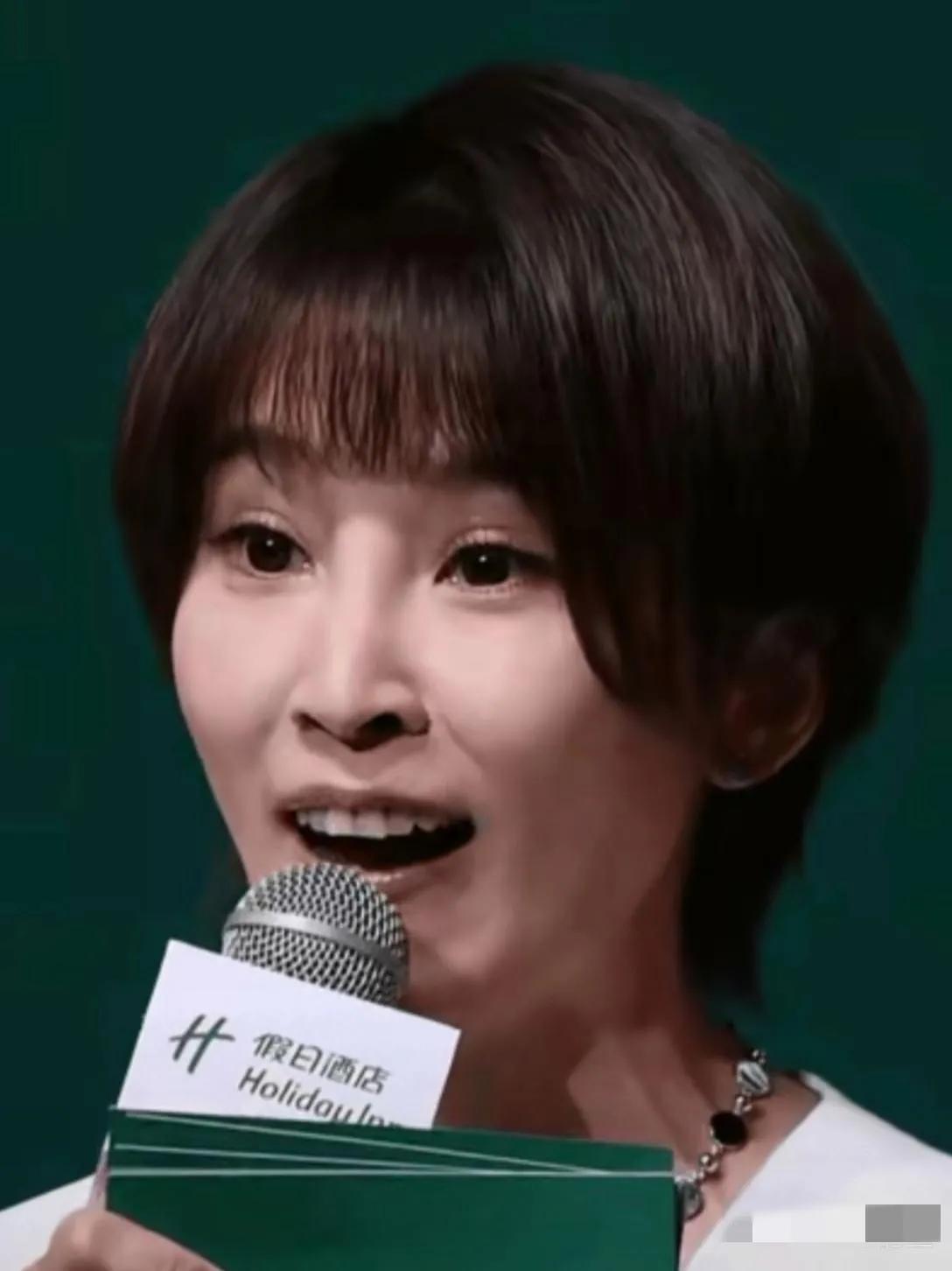 哇哦，谢楠眉清目秀，樱唇榴齿，可这奇怪的鼻孔有些拉分呀，你说是吗？