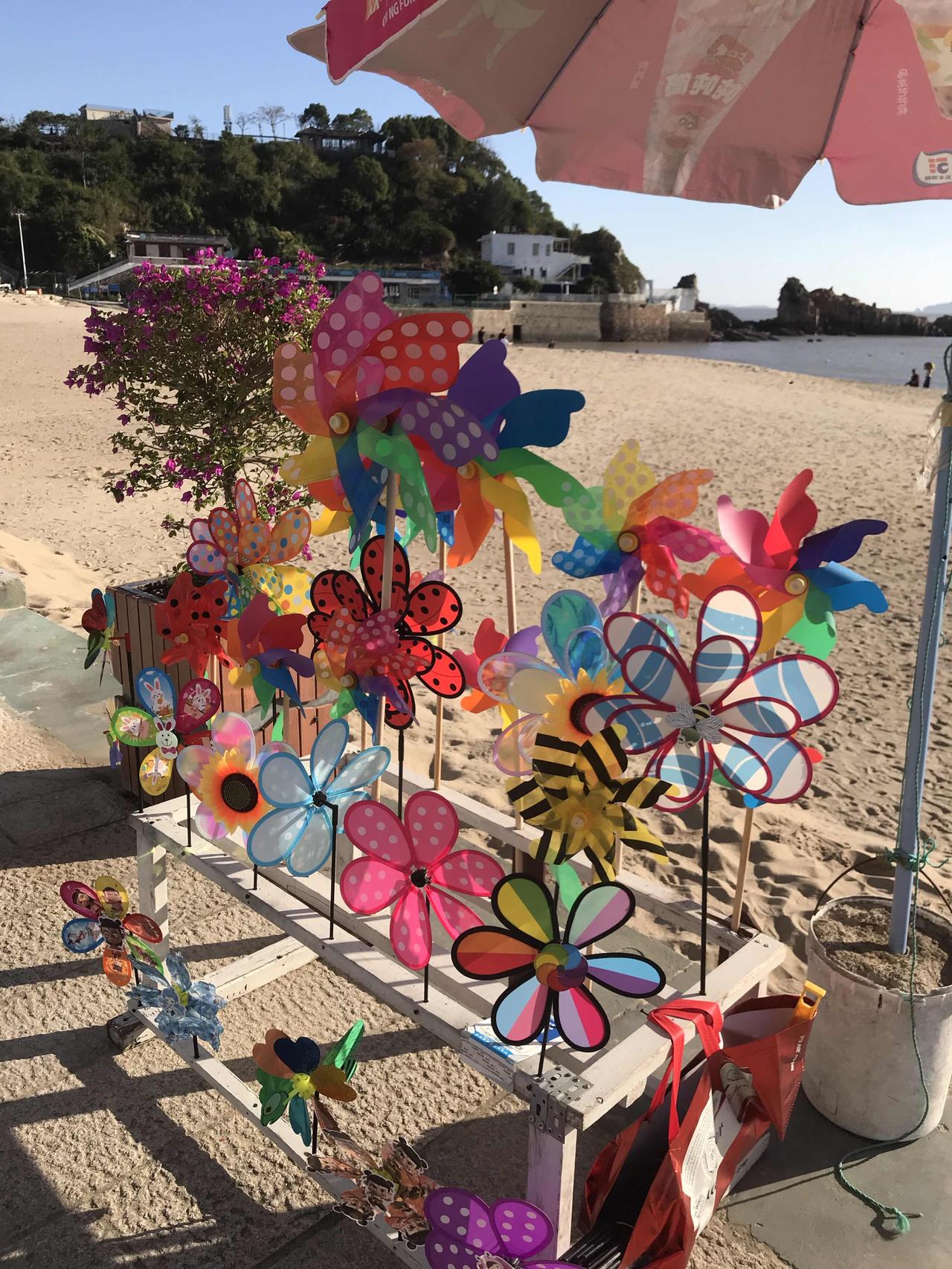 🌪️ 「沙滩上的彩虹风暴」：当风车在海风里撒野，所有的色彩都在说——快乐是会转