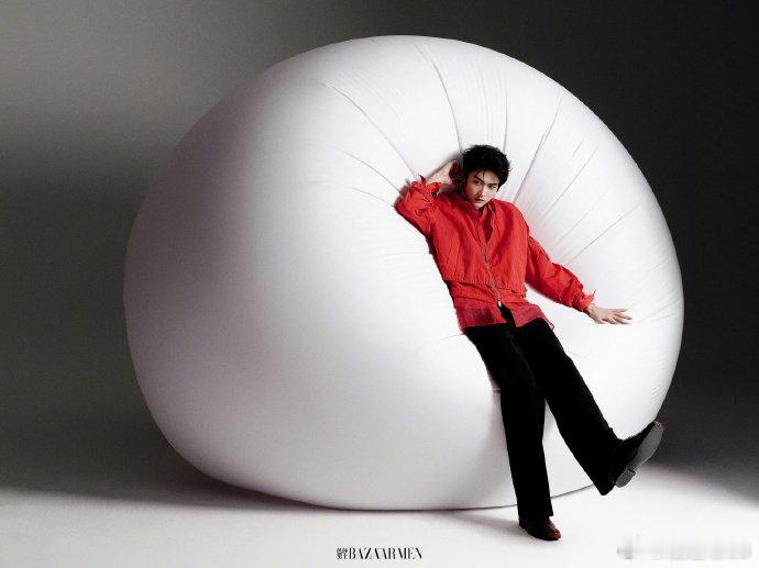 周柯宇远看有腿近看有颜 哇塞！周柯宇远看是腿精本精，近看是颜霸本霸！时尚童趣风轻