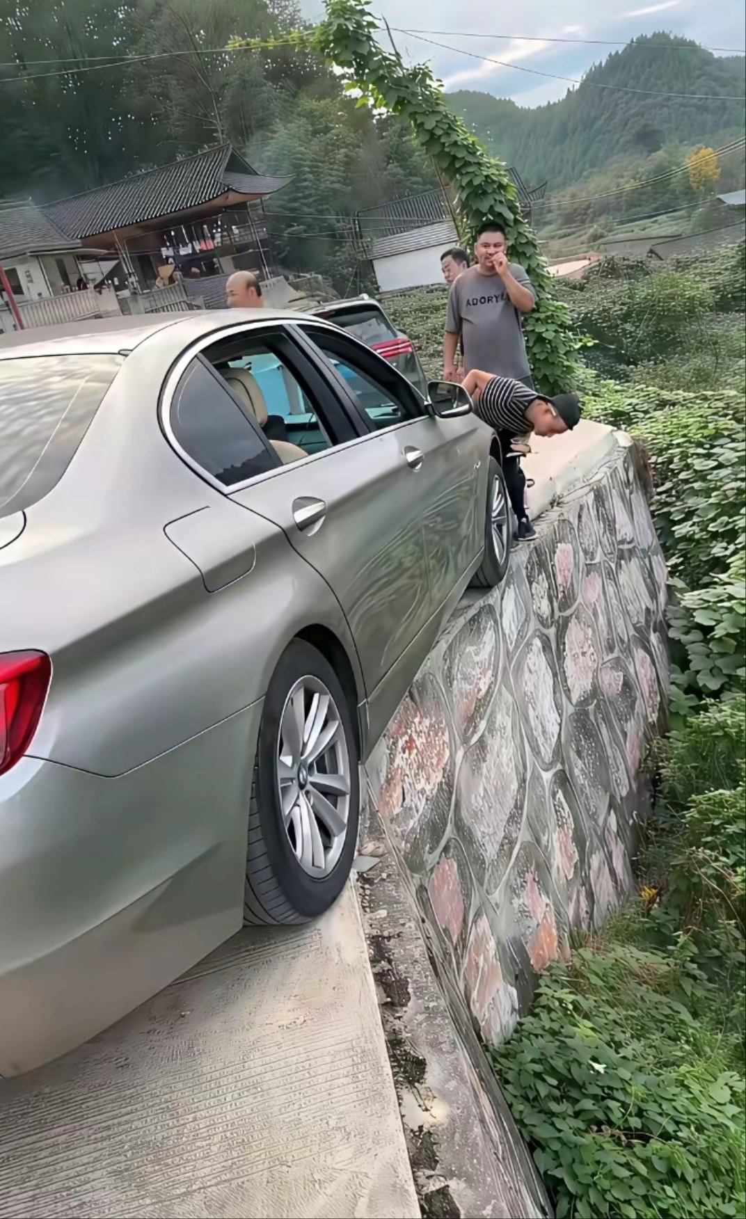 大家觉得这种时候，车还能开出来吗？ ​​​