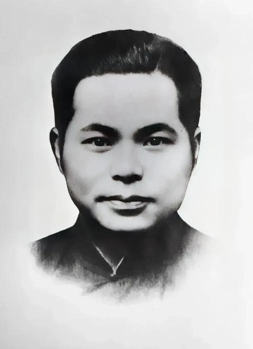 1946 年，国军少将趁着夜色，闯进了一个地下党员家里，他用枪顶着地下党员的脑袋