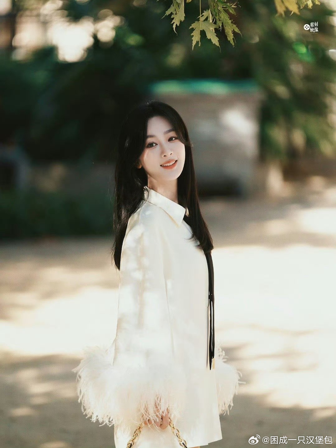 杨紫杨紫说自己很适合做美食博主 杨紫也太真实可爱了，完美复刻普通吃货刷美食视频的