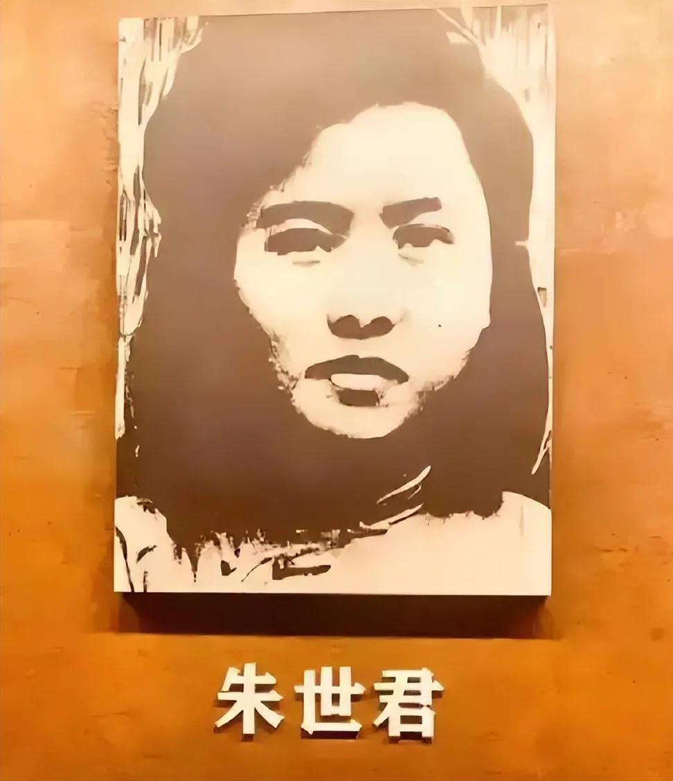 1948年，地下党女校长朱世君被抓。押送途中，突然，特务低声说：“朱老师，快跑，