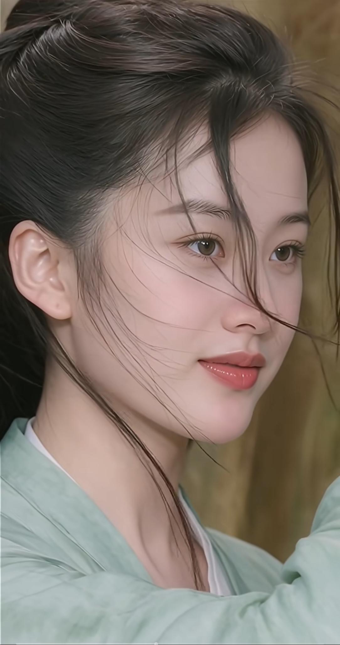 清雅脱俗的美到底长啥样？舒眉一笑，眼波盈盈，樱唇翘弯，俏丽若三春之桃，清素若九秋