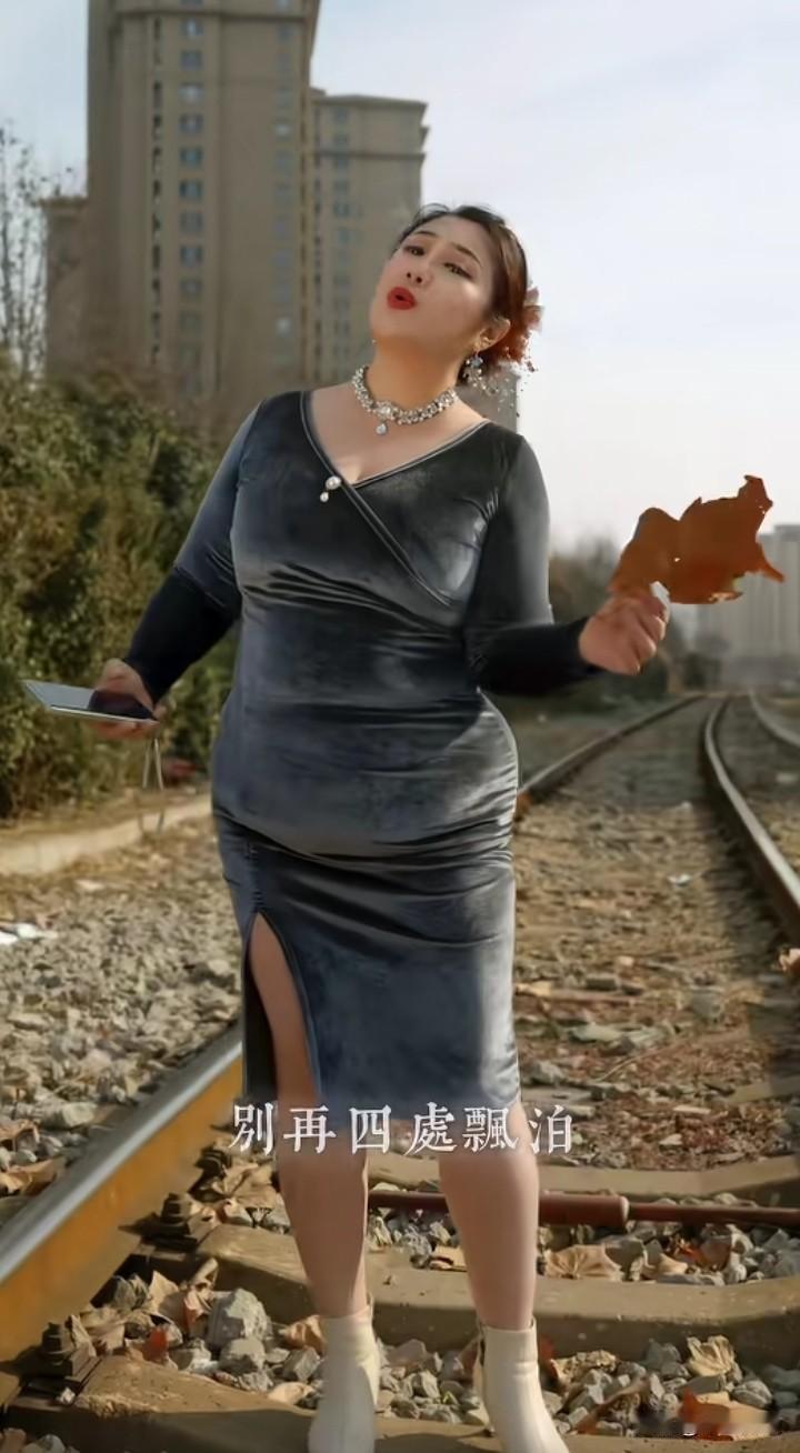 【哪里不对劲】站在废弃跑道的铁轨上，吟唱着那首《故乡的云》。虽嗓音浑厚，且颇具浪