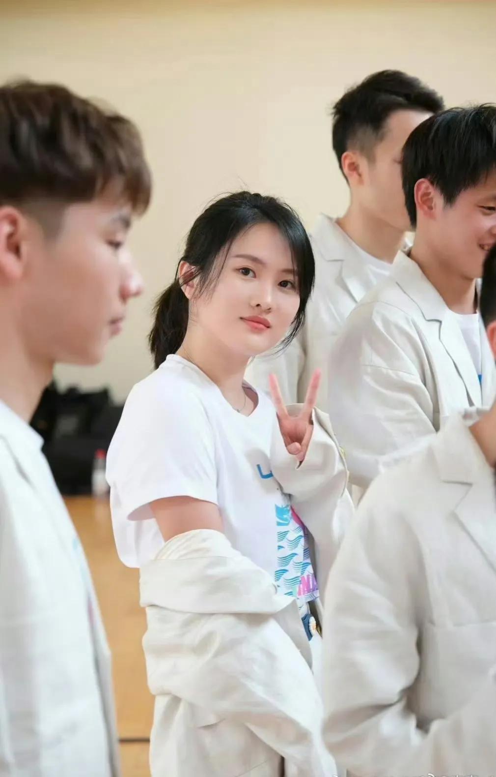 人群中的她望着镜头的样子太美了。真是静如处子。这惊鸿一瞥的眼神仿佛会说话一样！真