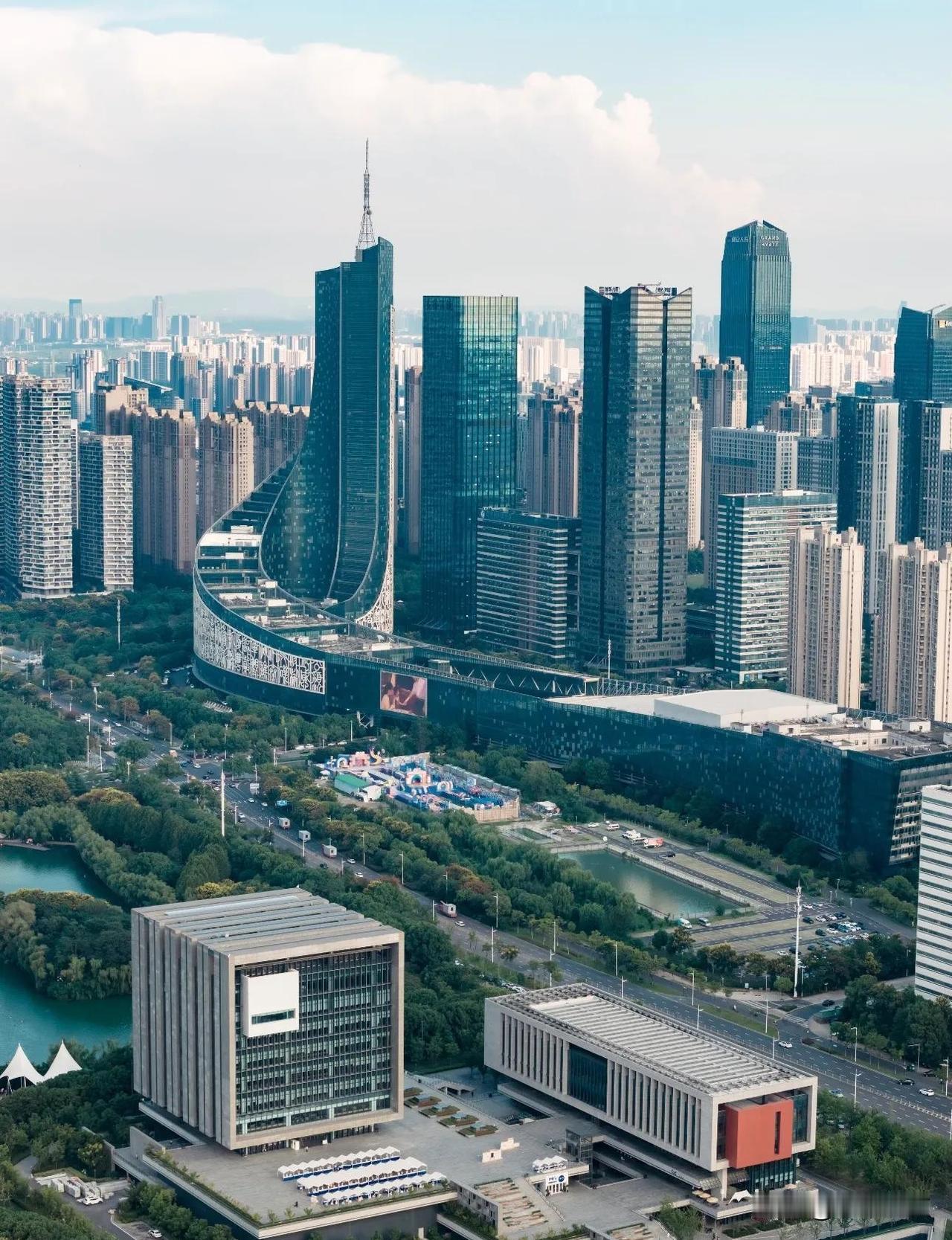 合肥不是靠运气火的，是国家把最难的任务交给了它。
这几年我每次坐高铁回合肥，都发