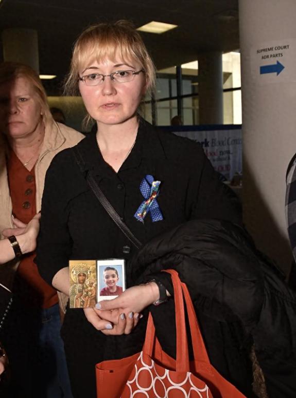 【美国8岁男童遭父虐冻死，母亲拒签6343万和解协议】美国8岁自闭症男孩托马斯·