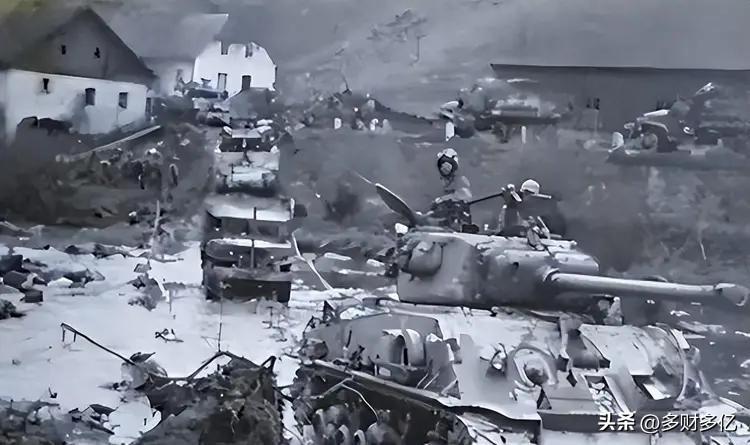 1951年，58师师长黄朝天违抗彭德怀撤退命令，拒不后撤，战后彭总点名让他站起来