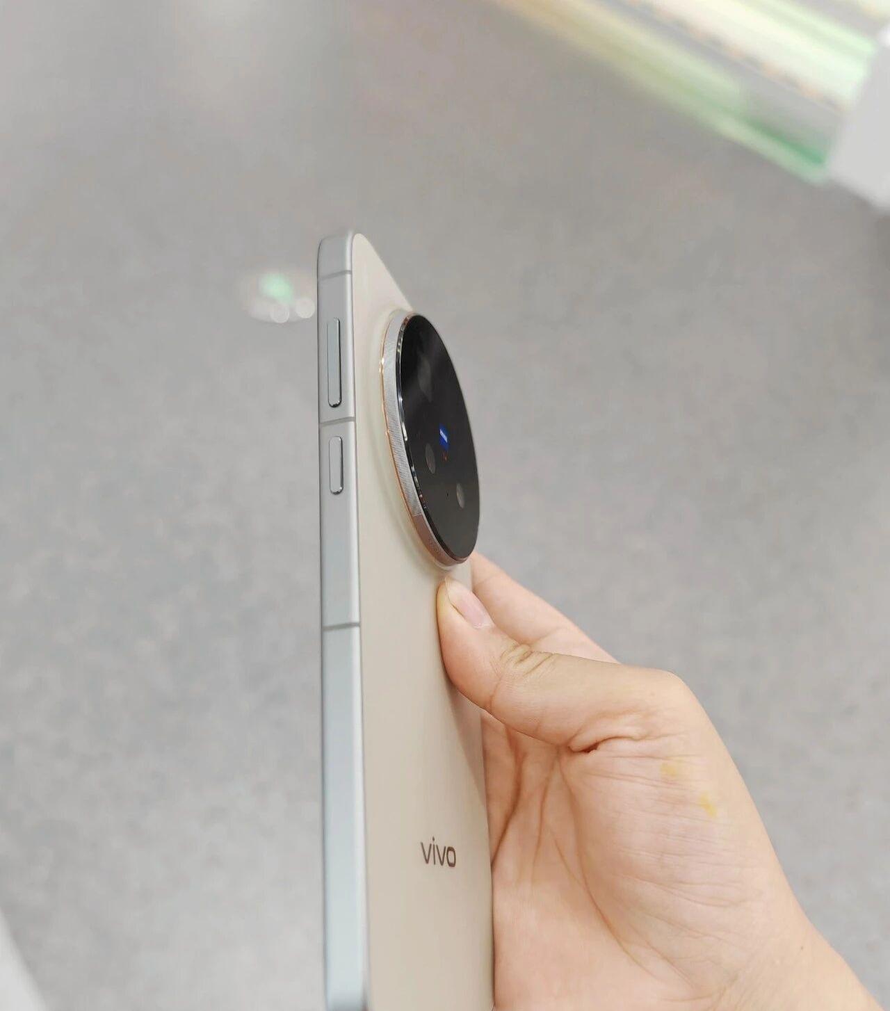 这才是手机该有的质感！真机上手 X300 和 X300 Pro，超爱 X300 