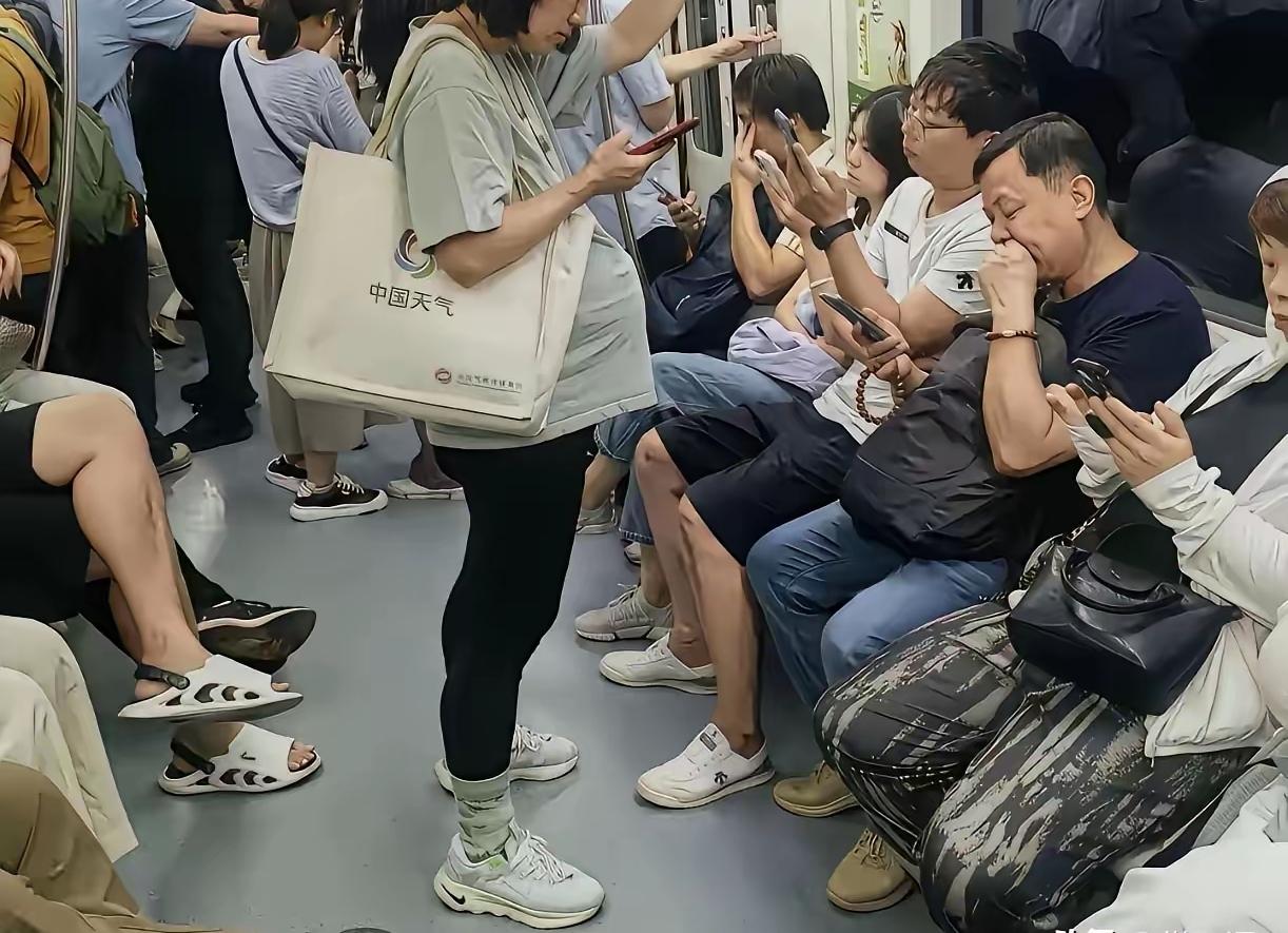 如今，有些人乘坐公交、地铁时，都低头盯着手机。即便老人和孕妇上车，他们也丝毫不会