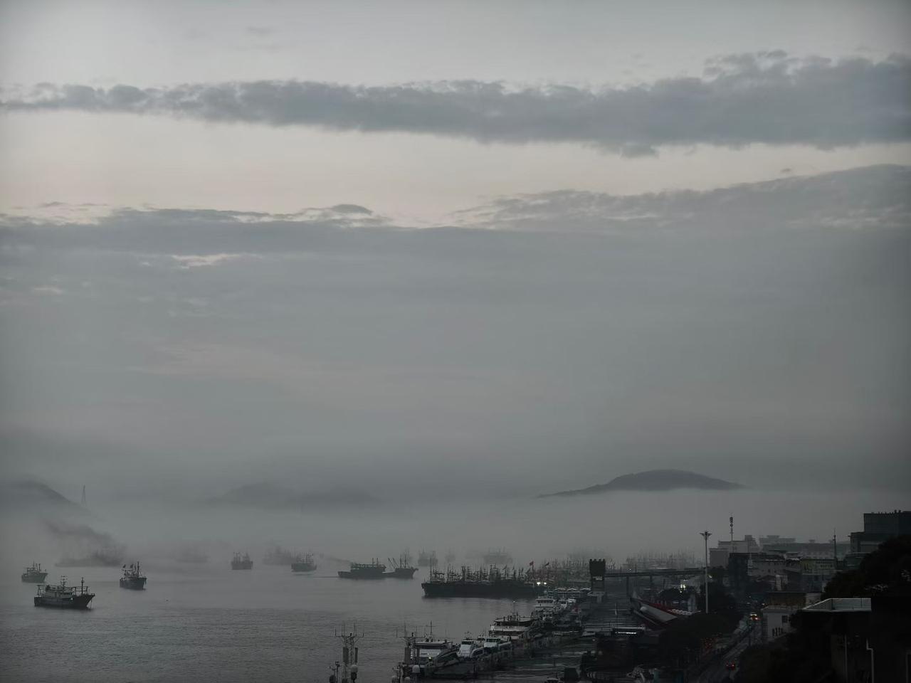 翻来覆去睡不着。脑子里像放老电影，全是先人的影子——小时候牵我过马路的手，后来变