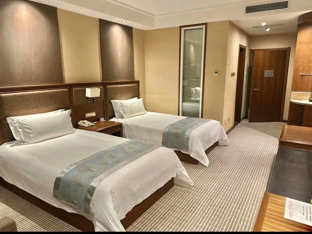 核心在于“制度先行，责任到人”。建立覆盖消防、治安、食品、隐私的标准化安全管理制