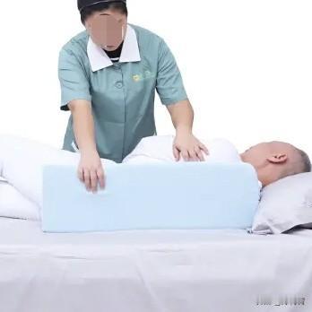 “老年人的尊严就是能够自理上厕所。如果连上厕所都不能自理，剩下的就是血腥风雨。”