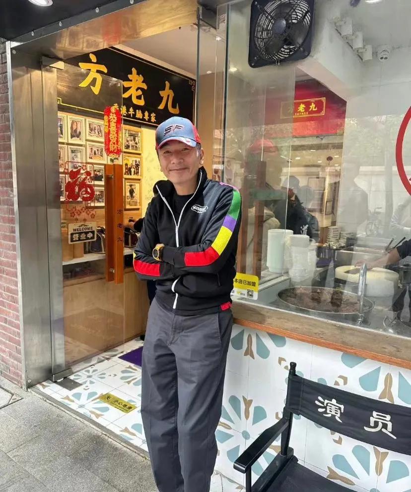 方中信今年已经60岁了，一开始他说在香港拍戏，后来转战内地，最有名的要数当年的琼