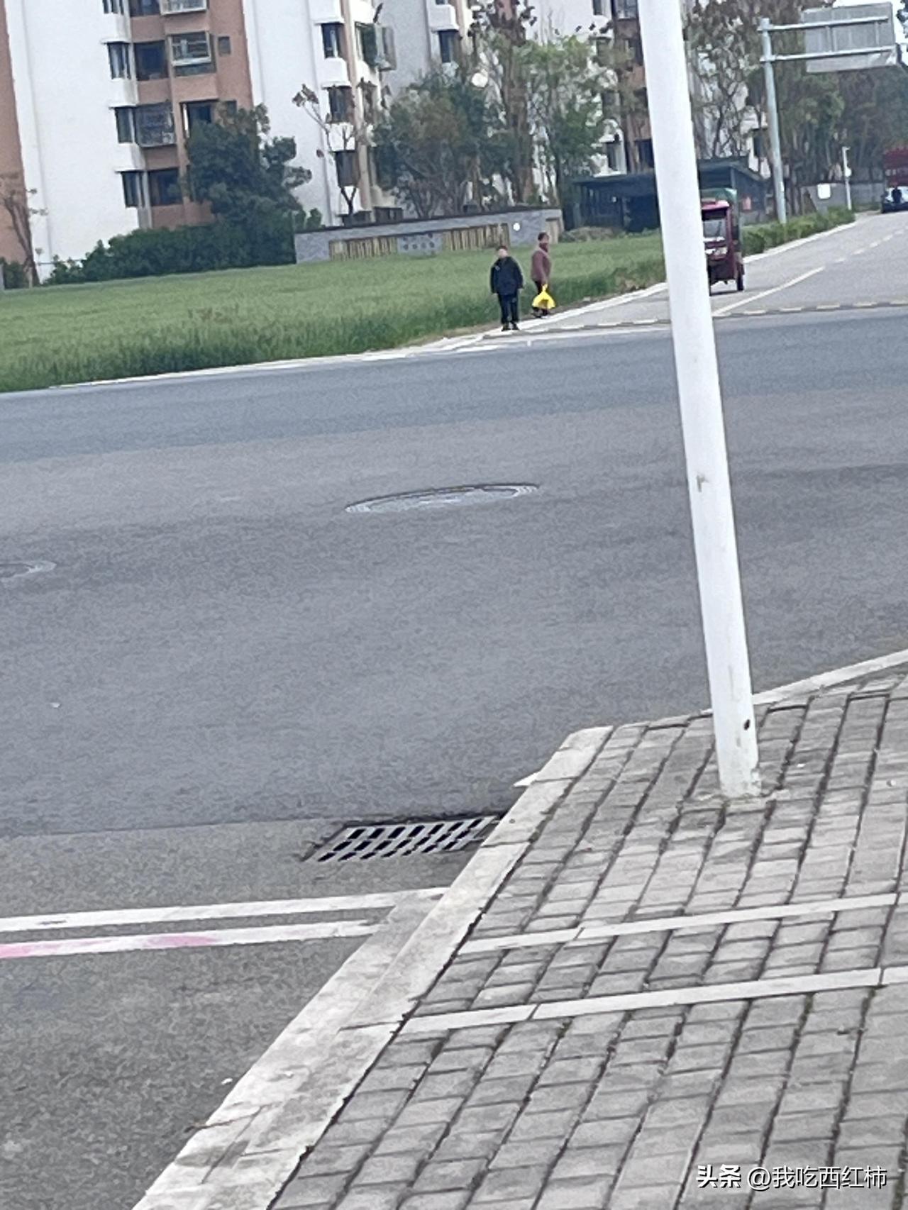 女生在外保护好自己！
今天拉着行李箱准备去坐地铁，走到半路，一个小孩一直叫我姐姐