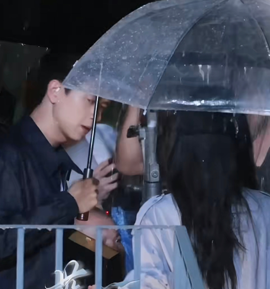 李现张婧仪《雾里青》雨中同框路透，满满的氛围感！ 