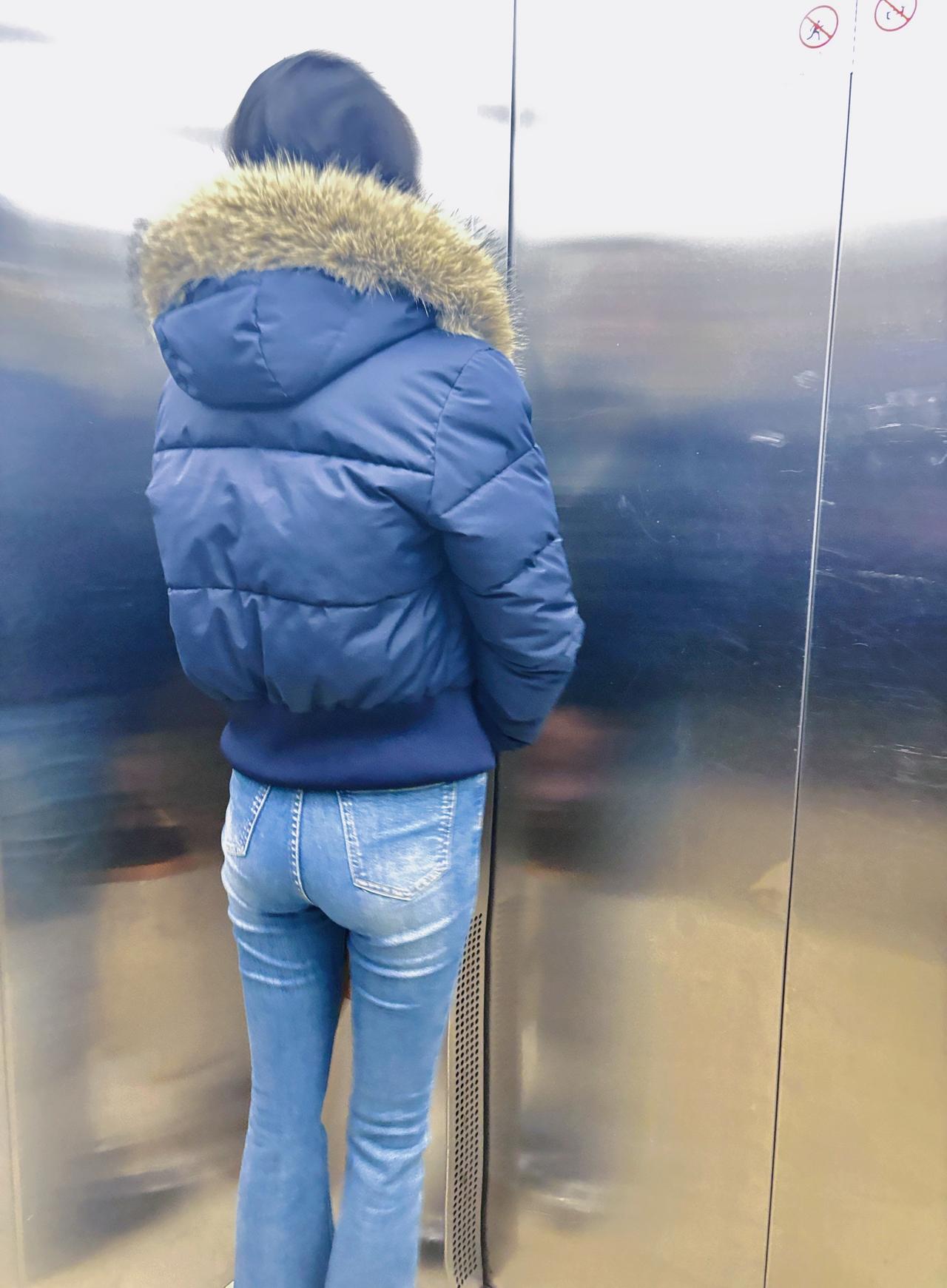 是路人，就好好路过，别贪心，不该要的，别要。人字有两笔，一笔写前半生，一笔写后半