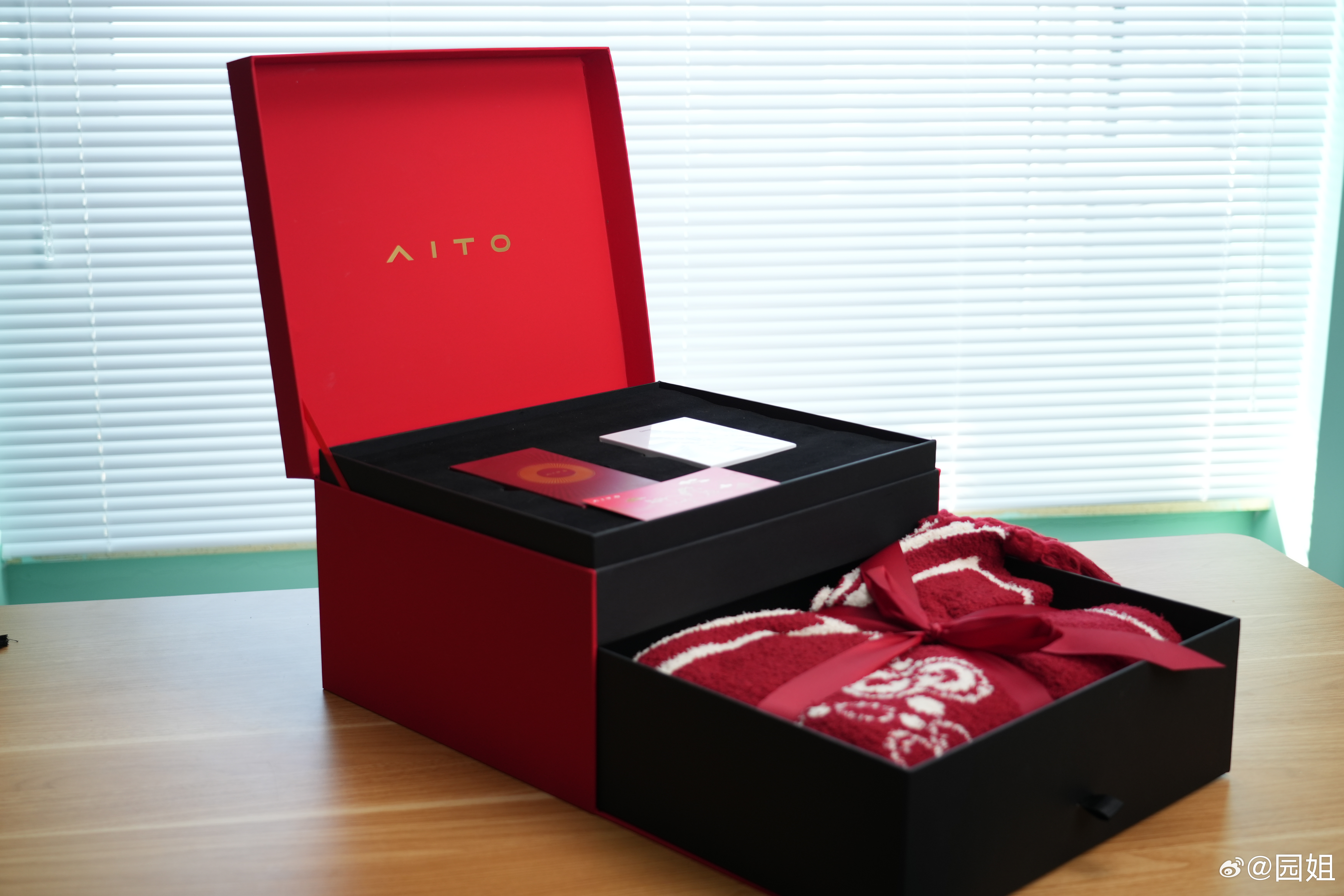 问界新春礼盒是真大，今天取快递拿都抱不下，一个车载香氛还有一条毛毯，很实用