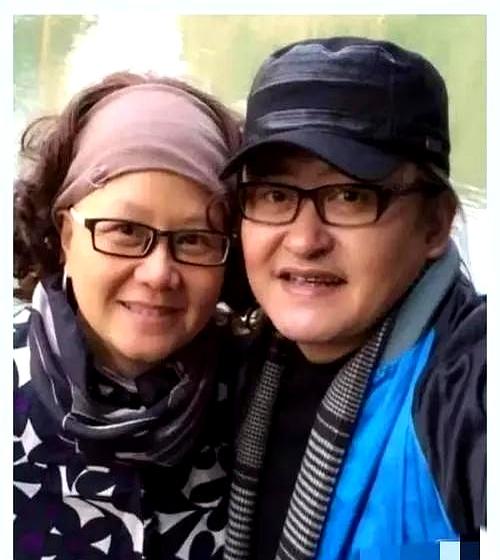 刘欢走了一年多了吧，卢璐那边一直没什么动静。
网上有人翻出他俩当年的事儿，说俩人