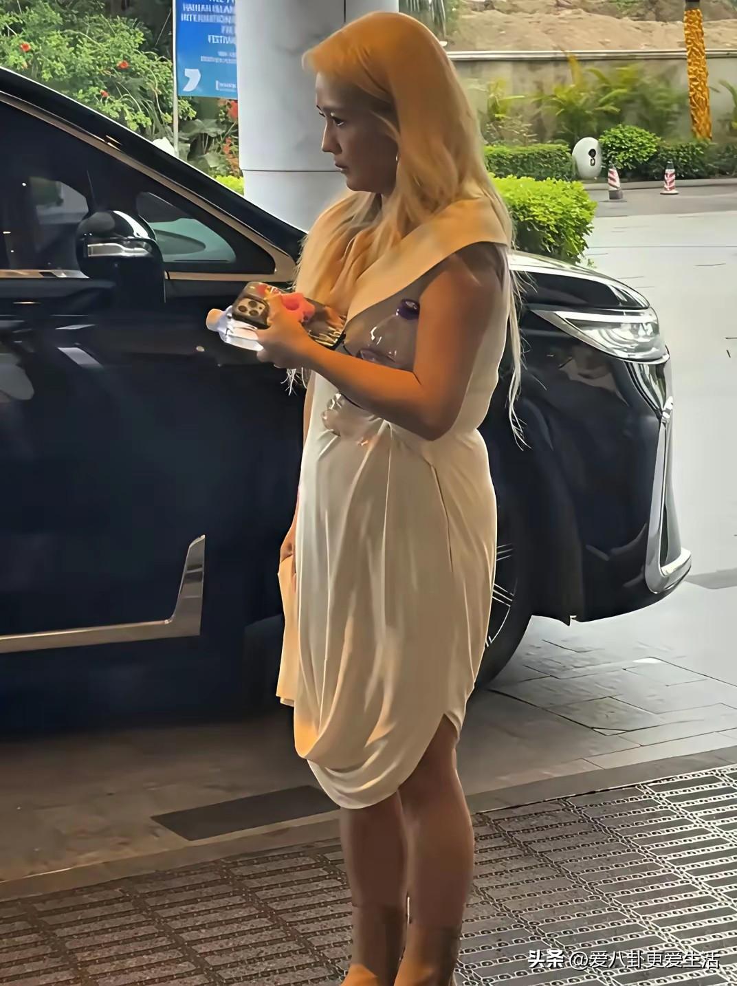 我跟你说这是一个人，你信吗？
简直是判若两人。
所以我就说呀，明星们基本上不用出