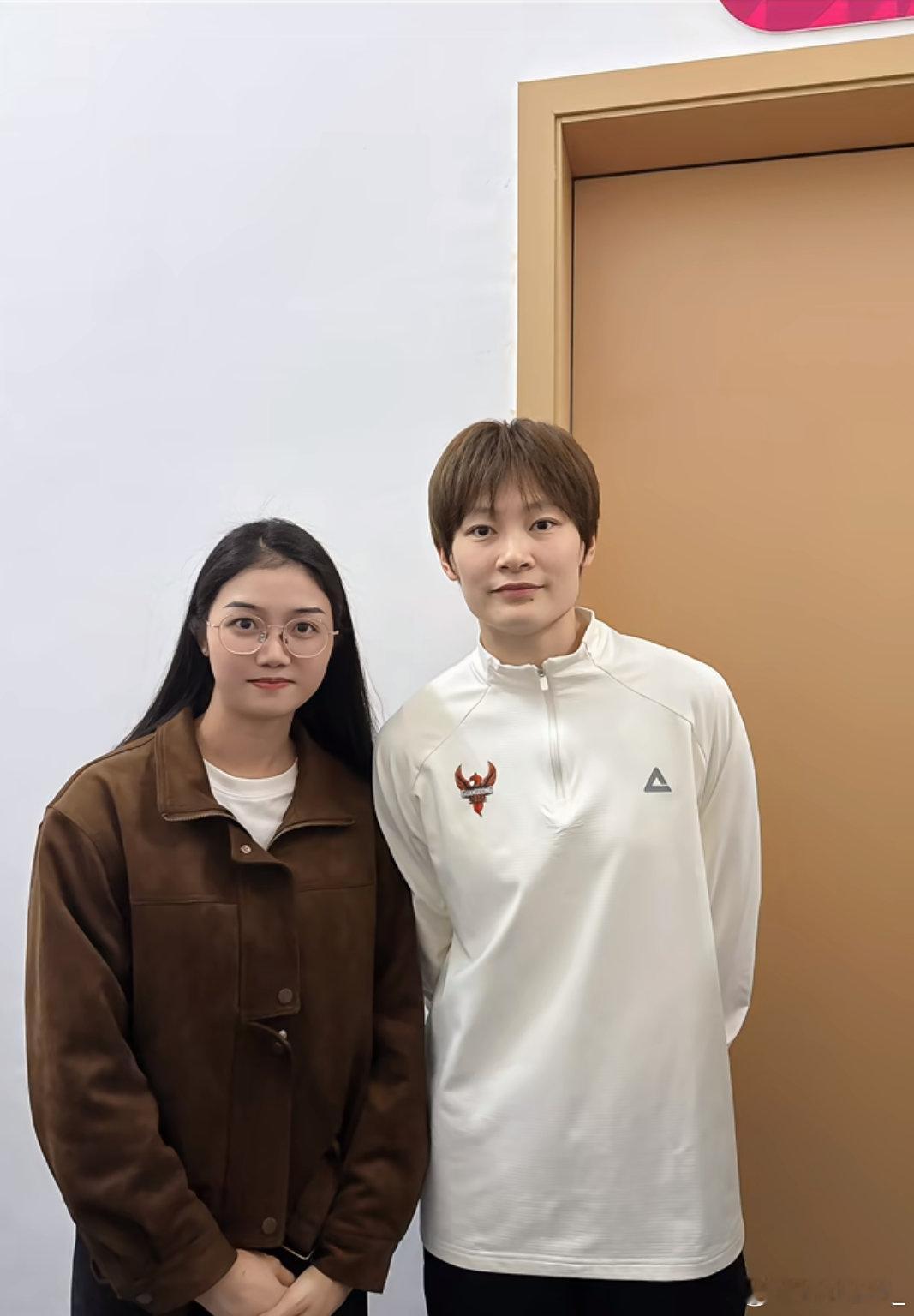 杨力维杨力维2025-2026赛季wcba联赛 20251216妞姐合照1P图源