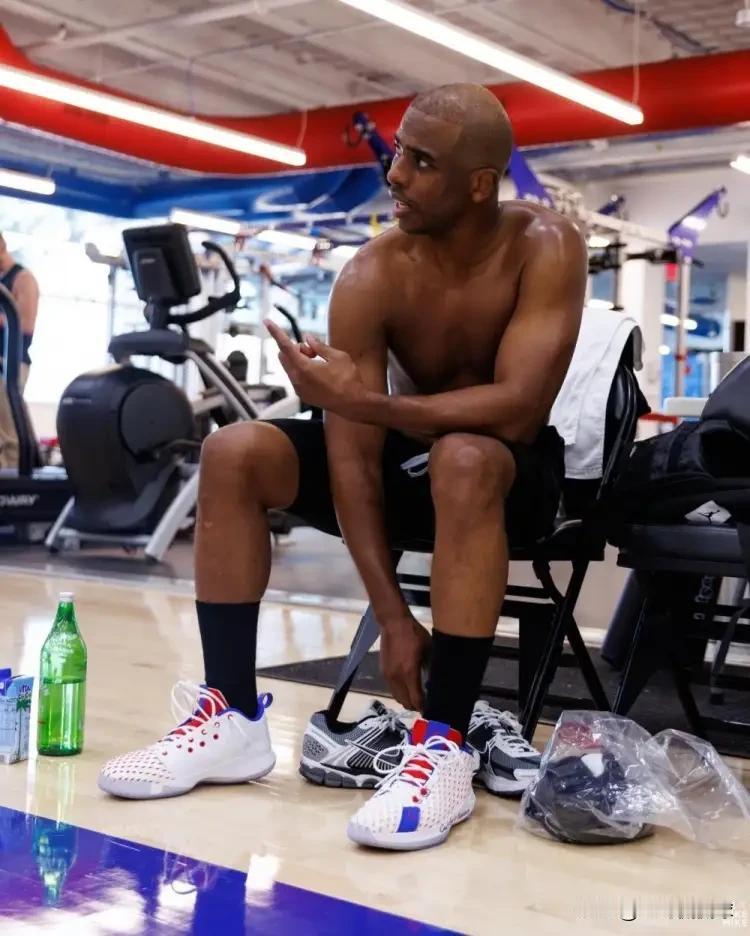 NBA传奇控卫保罗真是太有排面了！今天保罗在社媒上发文宣布退役，值得一提的是，随