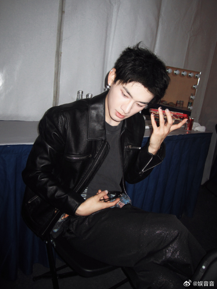 姚琛把粉丝喂得很饱 内娱真的很少有人这么用心宠粉！姚琛新专每首歌都安排 MV，诚