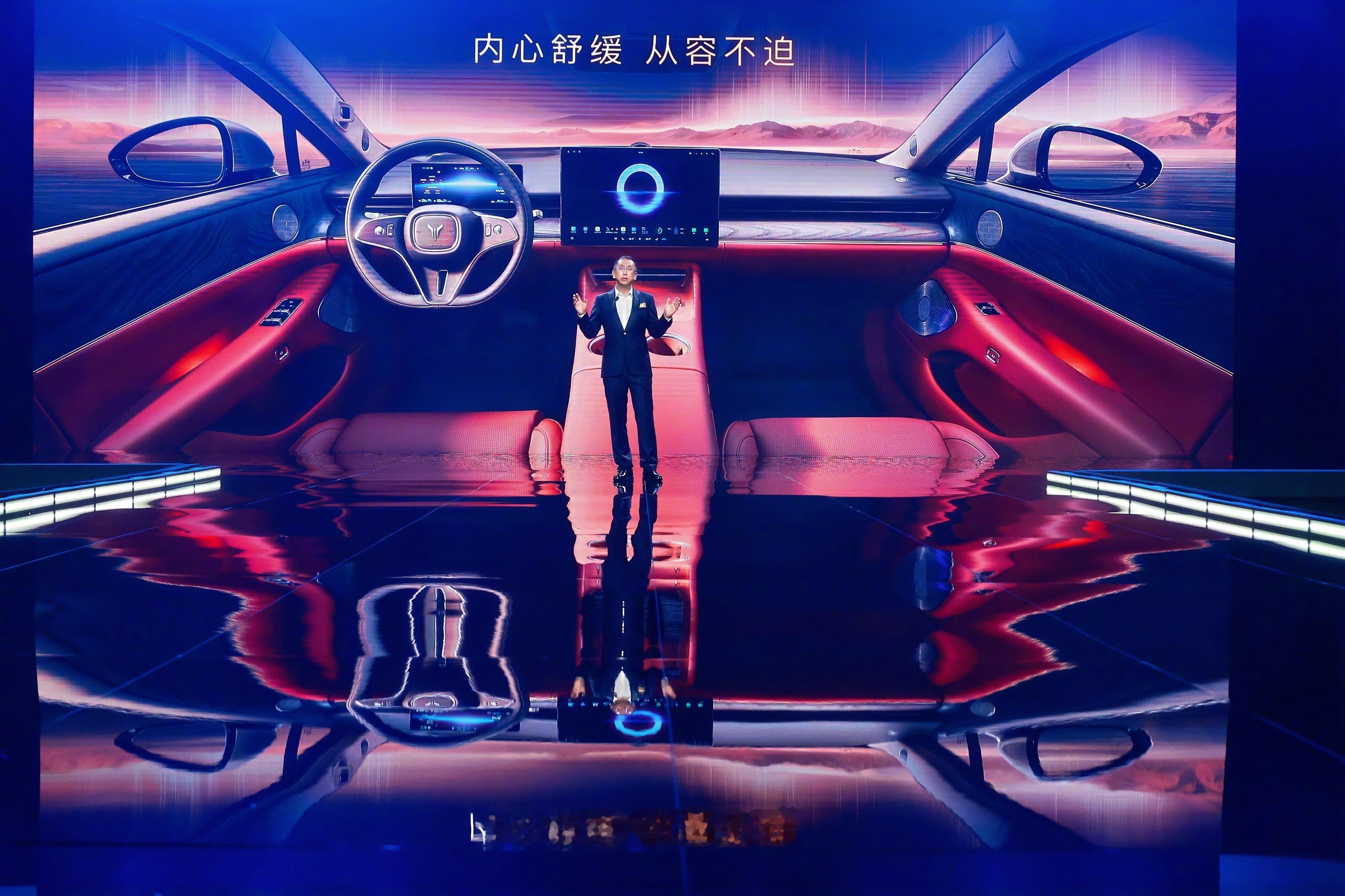 岚图新时代三旗舰同台首秀从追光 L 的儒雅灵动，到梦想家的宜商宜家，再到泰山的稳