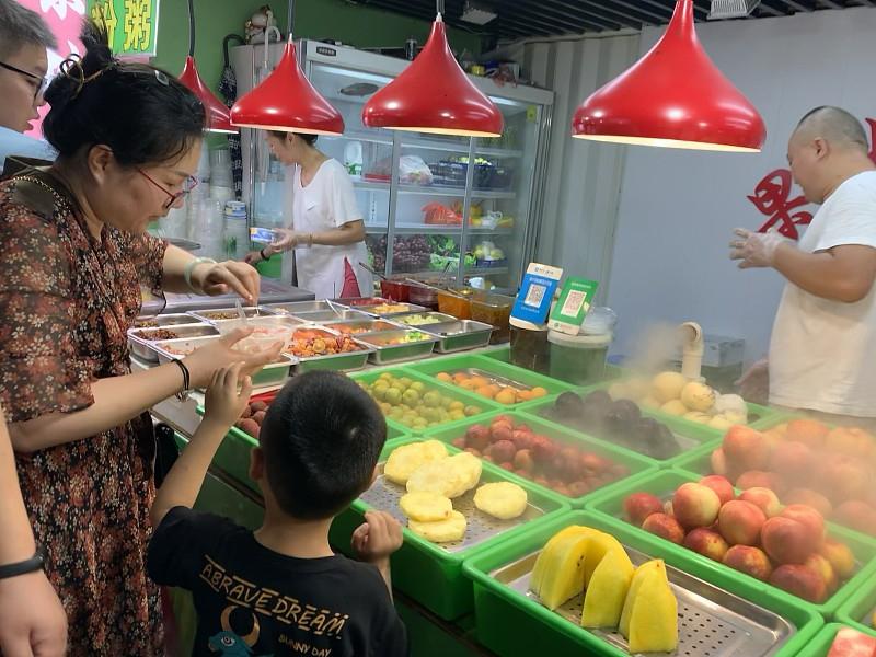 之前在老小区住的时候，楼下一对开水果店的小夫妻，连存款六位数都凑不齐，每天守着二