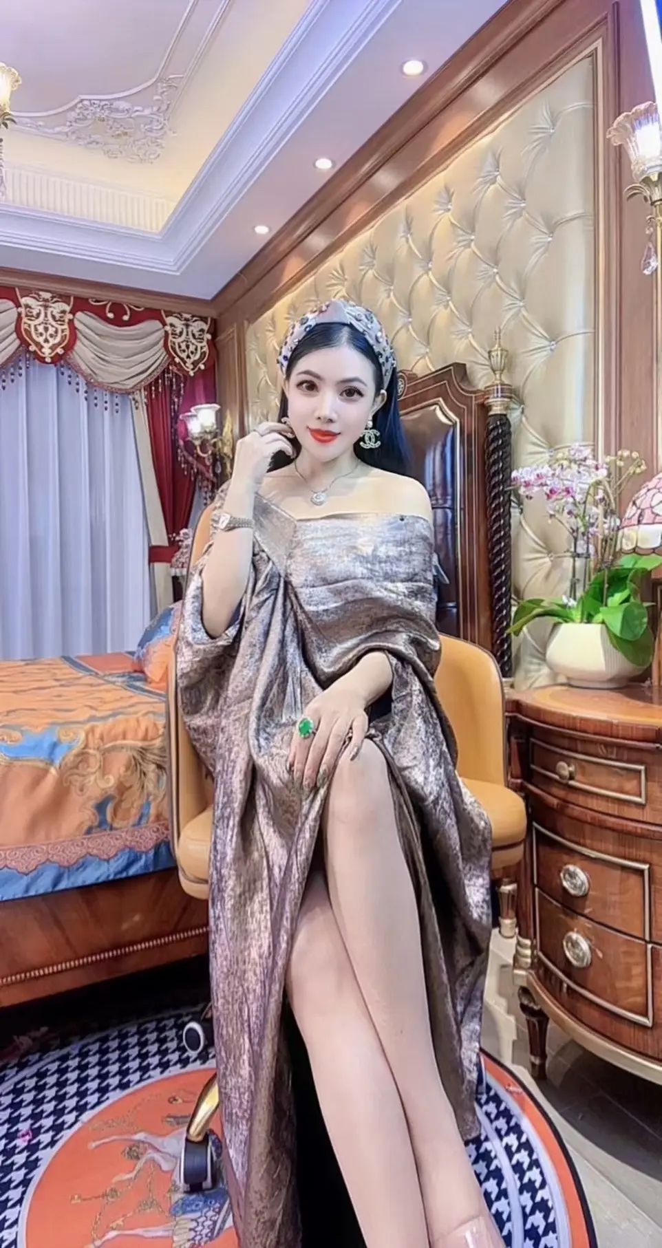 “愿我们足够坚定，足够独立，内心的力量足够爱自己，也有余力爱他人…”
