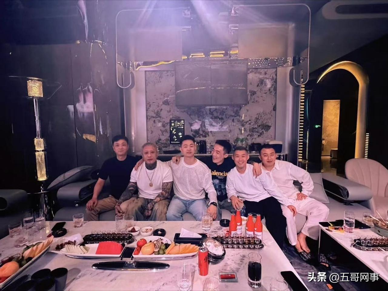 不见去参加二驴小舞台开业活动，和方丈等一众网红聚会，二驴和不见也是不计前嫌、握手