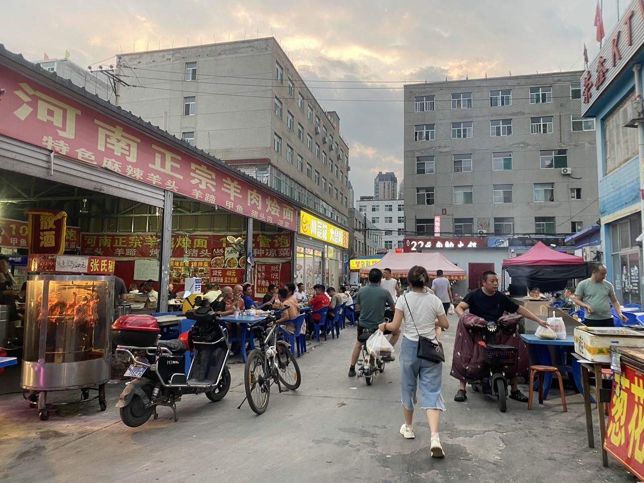 太原小马村热闹起来了，骑车还堵了。夏天就是好，什么生意都好做了，人流量明显比春天
