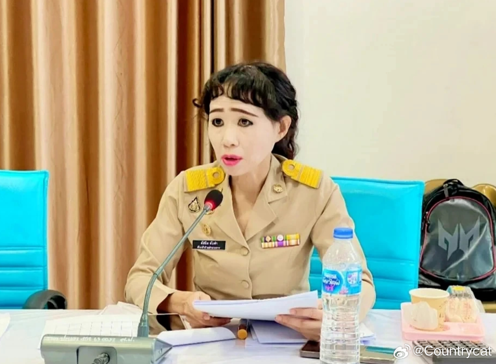 泰国女公务员浓妆参加会议走红网络，霸气回应质疑：请关注我的工作海外新鲜事 泰国也