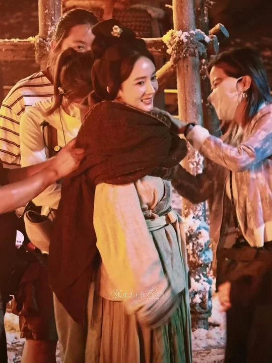 杨幂被马屁拍了幂姐你别给我萌鼠！怎么被马屁拍了哈哈哈！杨幂被马吓了一跳还被路过顶