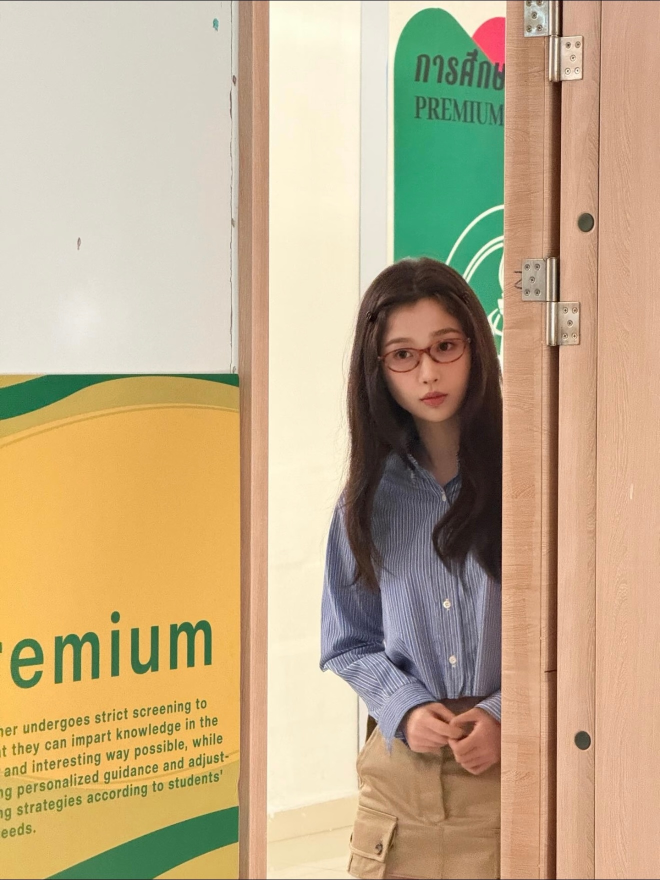 最近是不是都在重刷双轨吖那来考考捣蛋轨们图中带豹纹镜框的暮暮出现在第几集，讲述什