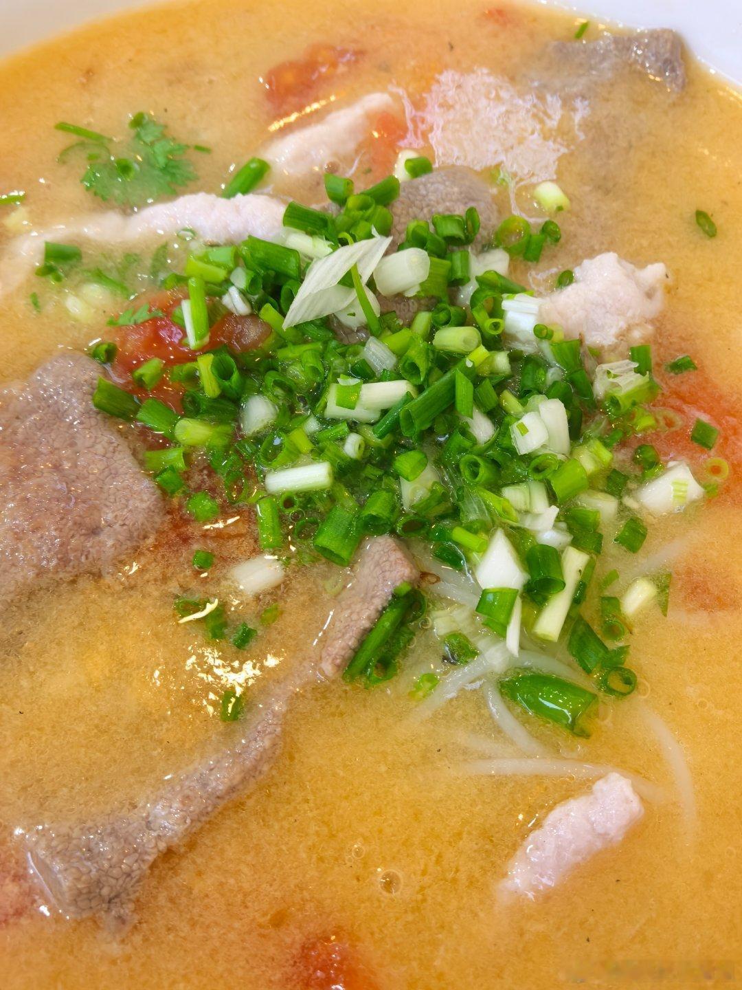今天早上食堂的早餐三鲜米线，味道很鲜美我吃了几口之后加了两勺辣椒油也是爽歪歪的美