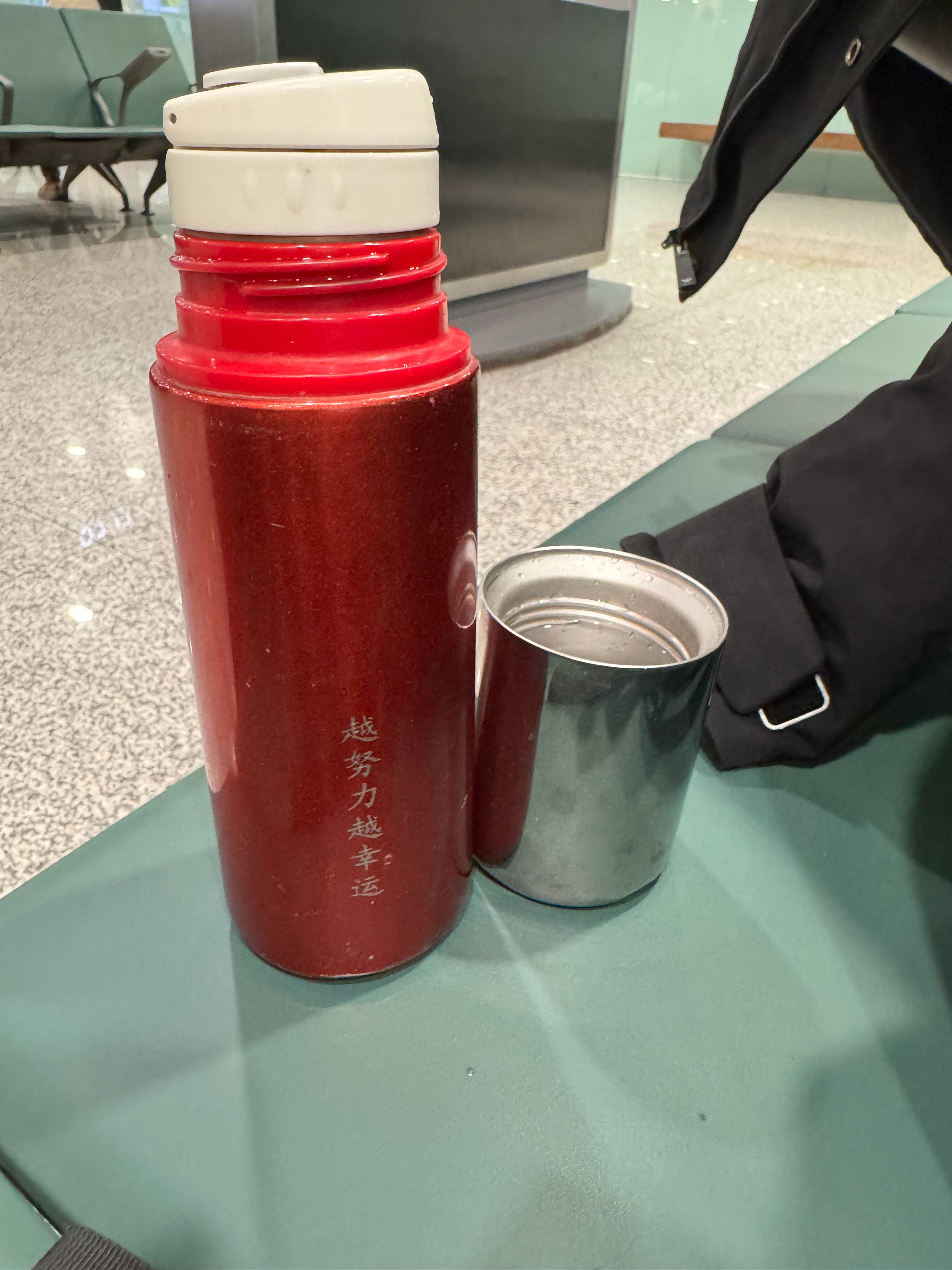 带杯盖的保温杯，才是能喝上水的保温杯 
