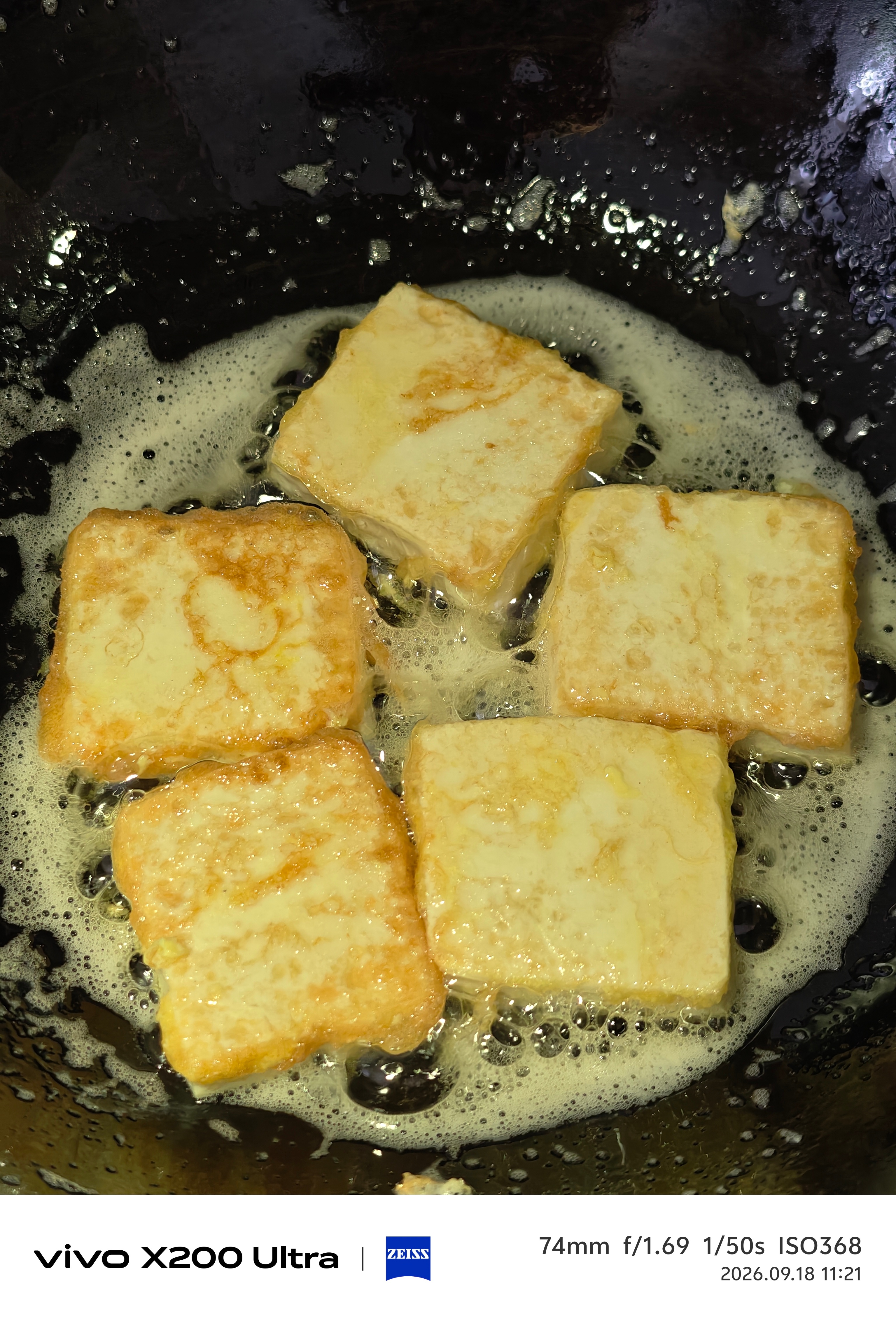 今天Roger尝试了鸡蛋液煎豆腐看起来还不错[嘻嘻]小姨还点了个红焖肉开吃开吃 