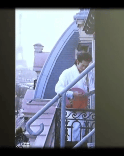 于适即兴弹唱被巴黎摄制团队邀请于适的魅力太出圈！巴黎阳台随性弹唱引摄制团队关注，