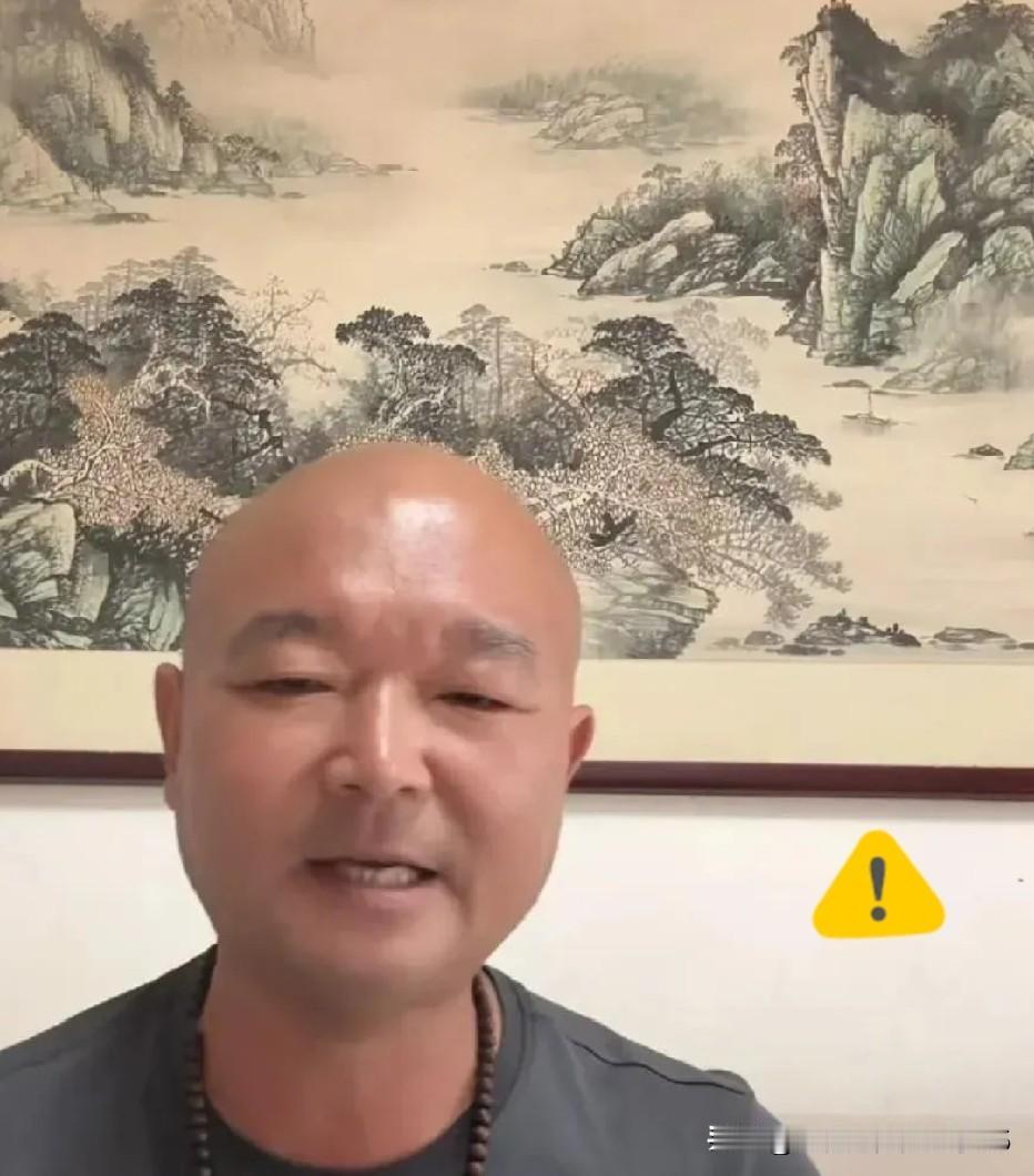 李爱民进山前的准备工作做得很充分，他把车钥匙放在了雨刮器底下，发消息给朋友让他去