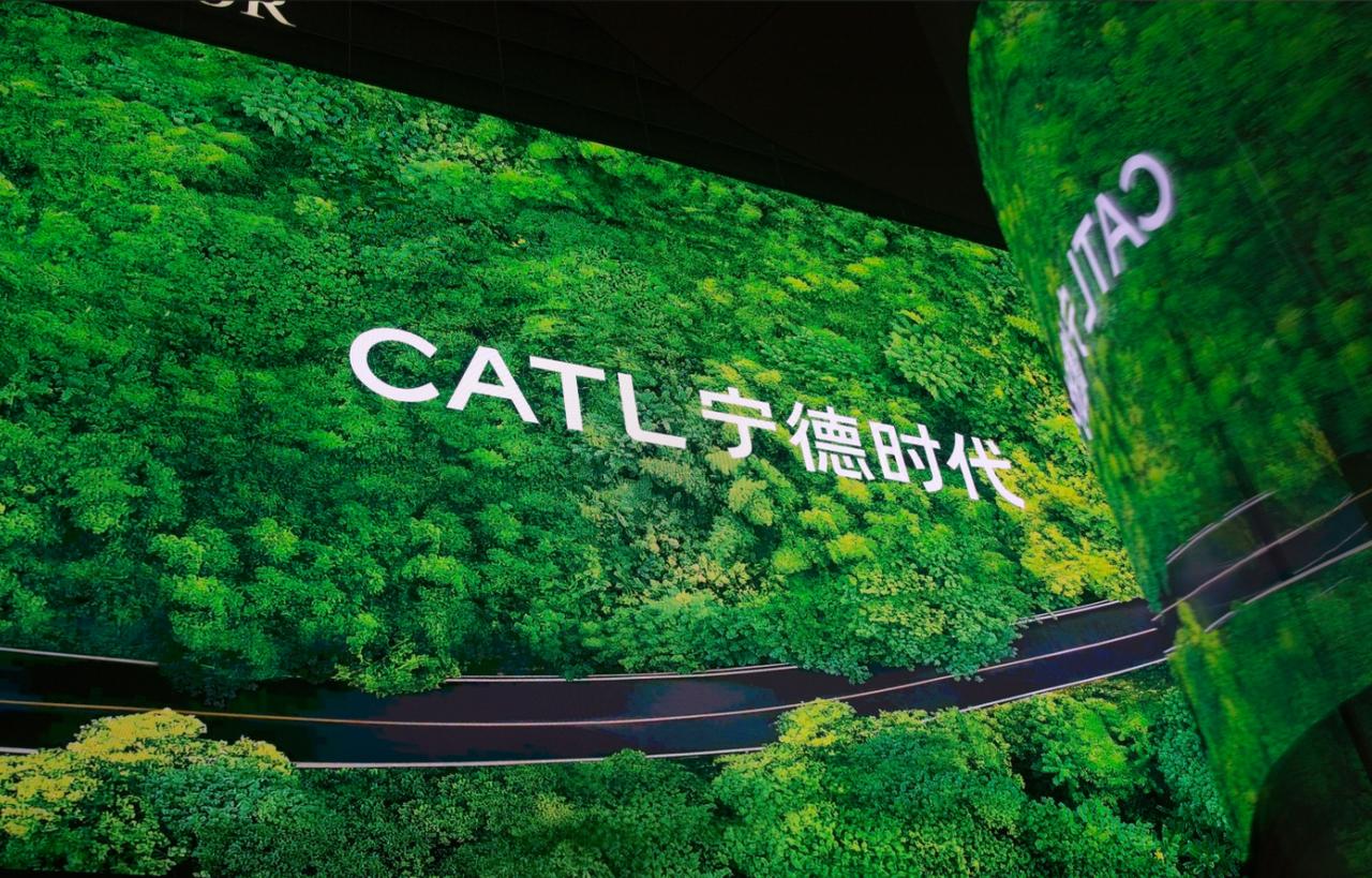 【宁德时代半年赚432亿，净利率16.9%，而整车厂只有3.8%——这钱赚得合理