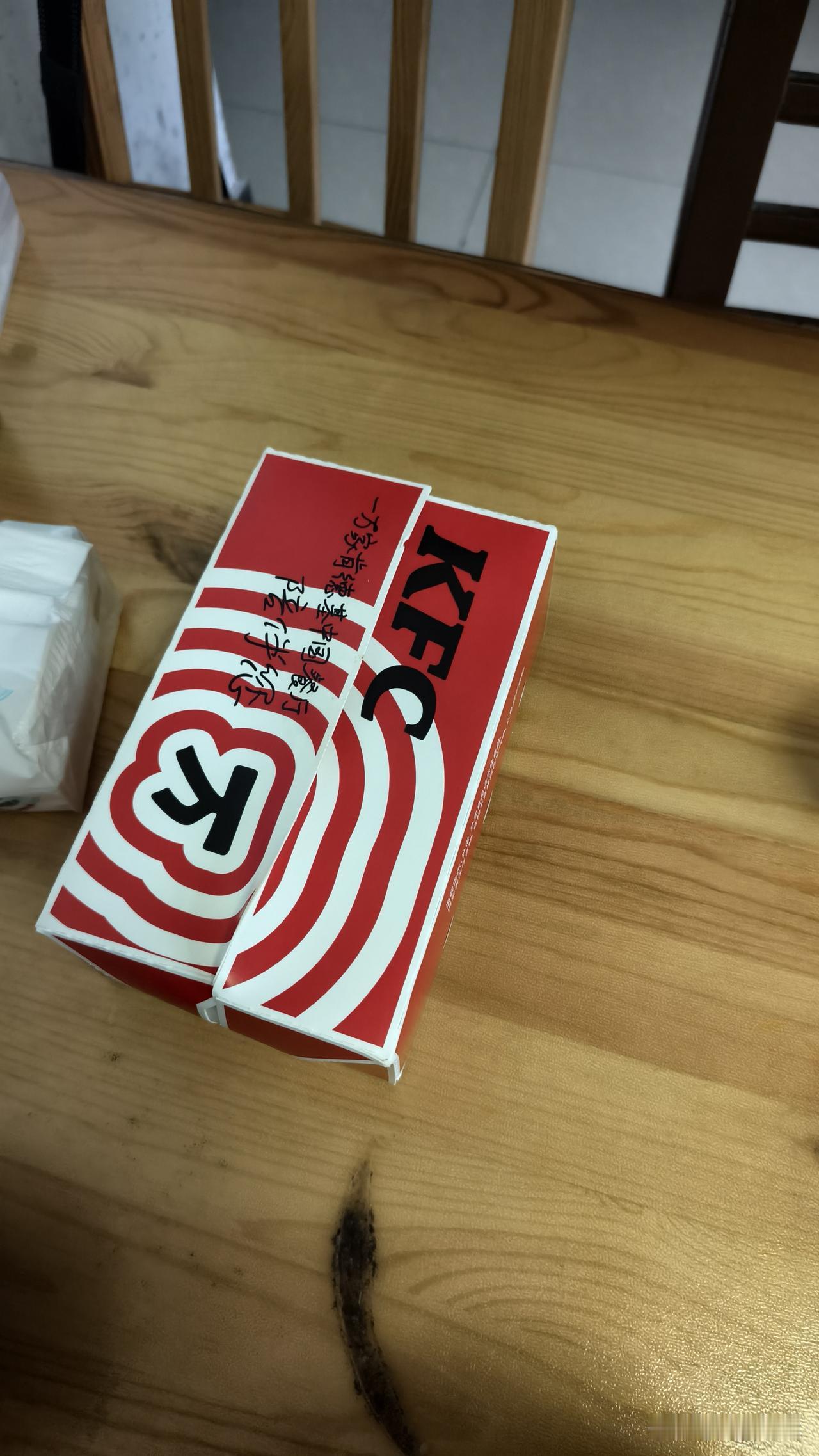 今天早上醒来很早，我就去橱房烧了点开水喝。看见桌上有麦当劳外卖盒，知道女儿昨天晚