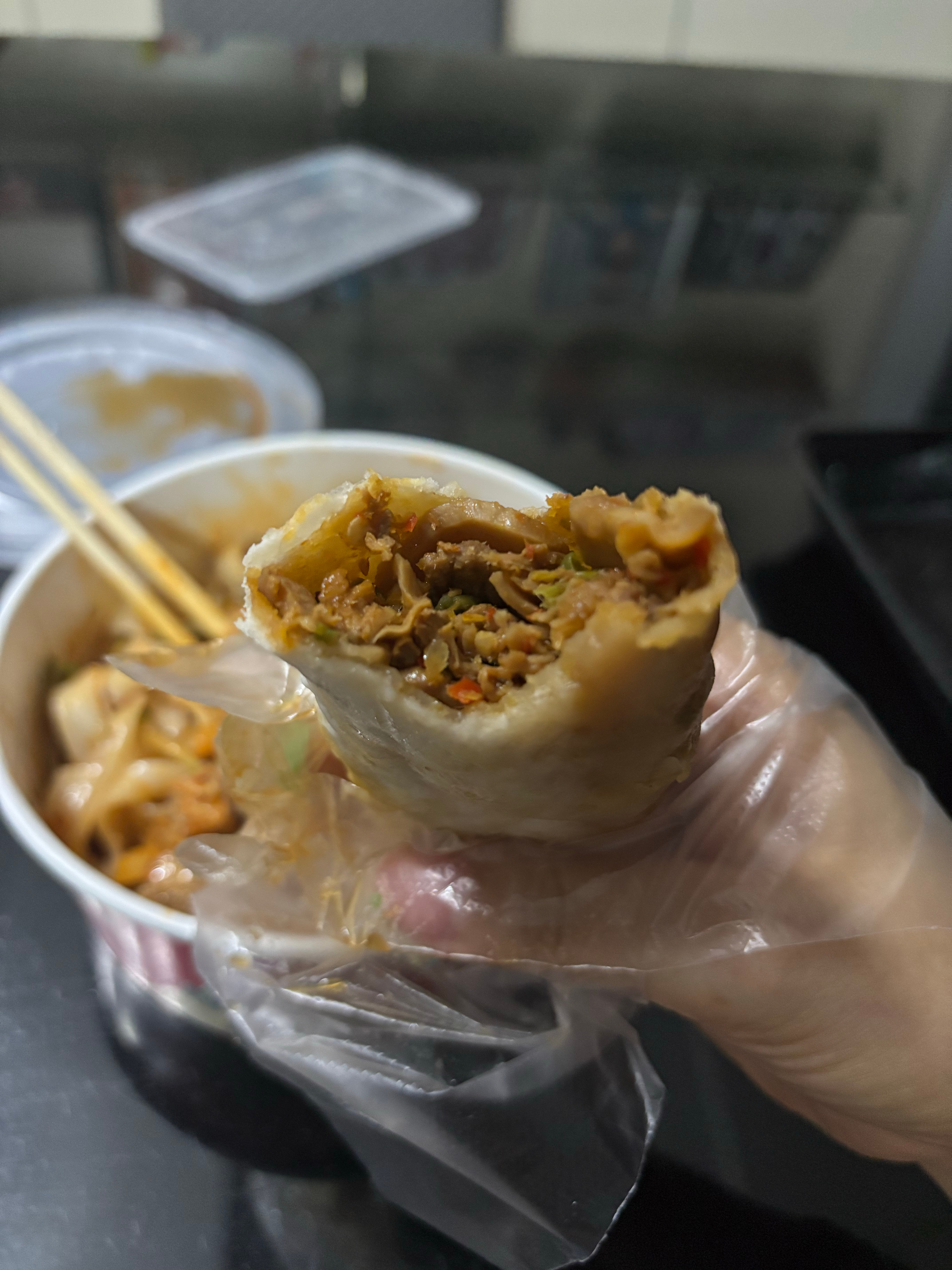 得吃得吃～卷麻辣肉饼 麻酱凉皮一份！满足😌 ​​​